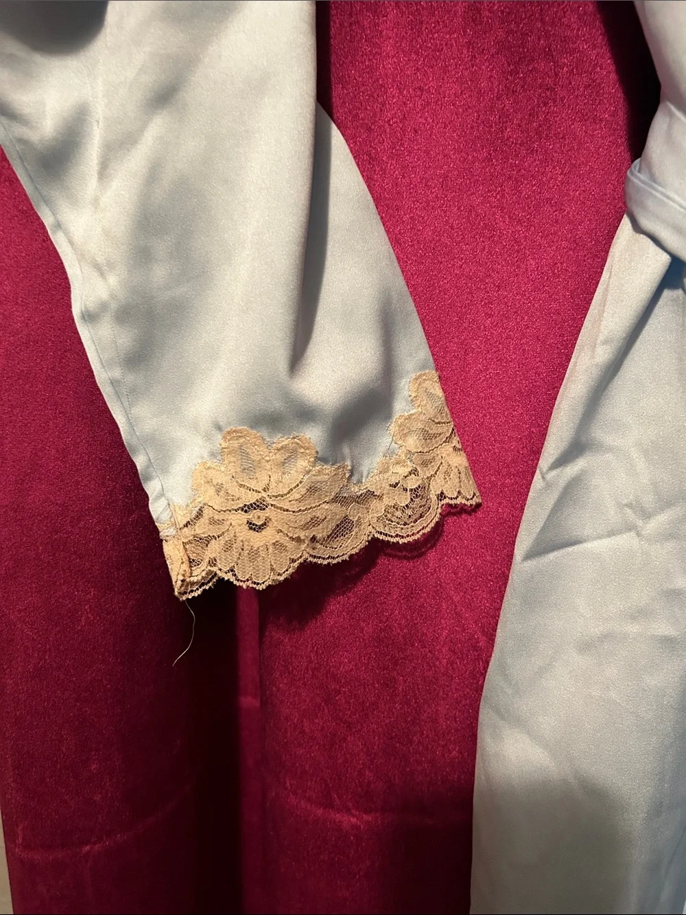 Vintage 1970-1980 Like New Miss Elaine Light Blue Satin Robe w/Cream Lace Trim